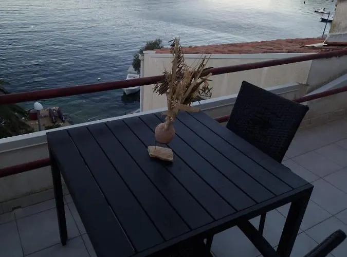 Ana * Lastovo